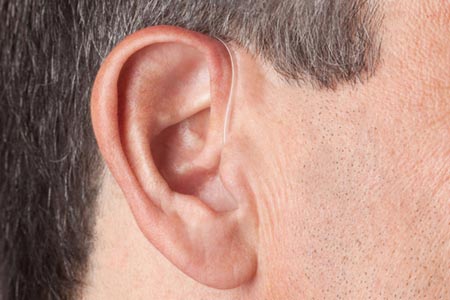 Dispositivo de audición colocado en oreja casi invisible