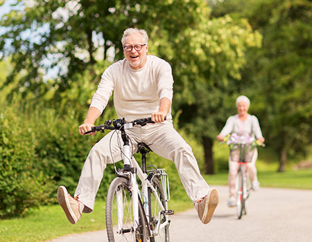 Hombre mayor disfrutando de paseo en bici por el campo